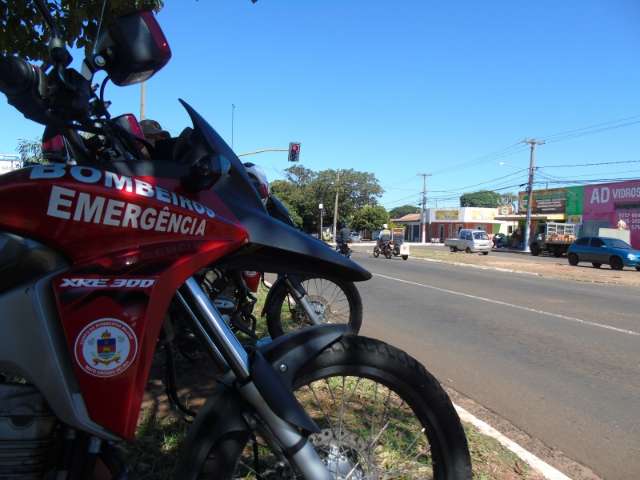 Motociclista fica ferido em acidente com caminhonete e condutor foge