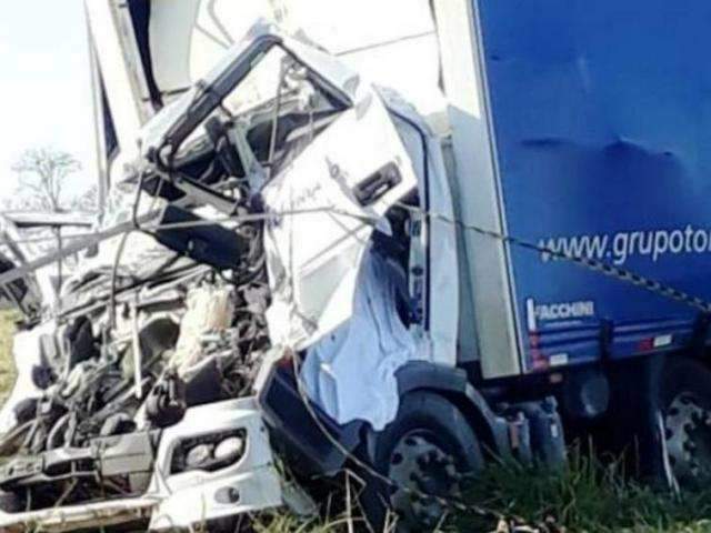 Motorista que morreu ap&oacute;s acidente entre 2 caminh&otilde;es tinha 48 anos 