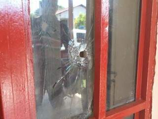 Vidraça atingida por um dos tiros. (Foto: Porã News) 