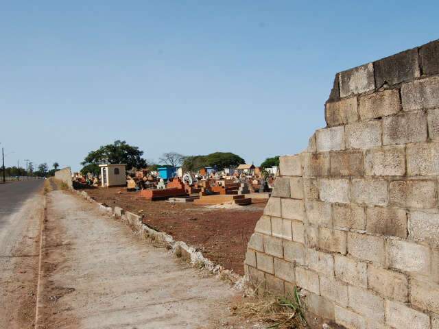  Cemit&eacute;rio receber&aacute; tapume de metal em trecho onde muro despencou