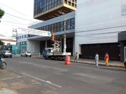 Prefeitura instala faixas para alertar condutores sobre desvios em obras