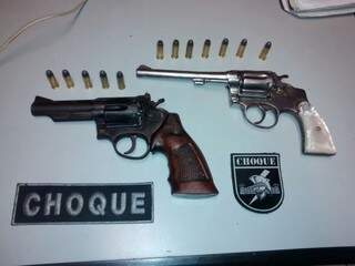 Armas de fogo apreendidas pela polícia durante ação ontem de manhã. (Foto: Divulgação/Choque)