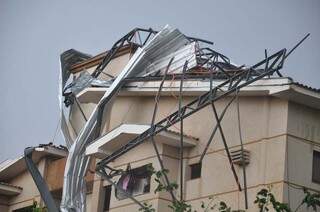 Estruturas foram danificadas pela força do vento. (Foto: O Correio News) 