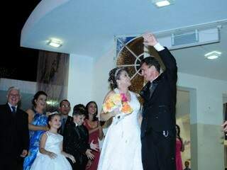 Casal comemorando a benção religiosa, 22 anos depois. (Foto: Unilton Cavalcante)