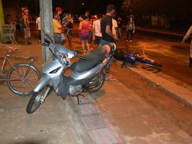  Acidente entre motos deixa tr&ecirc;s pessoas feridas no bairro Oliveira II