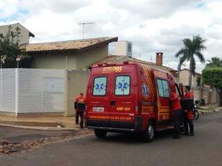 Motociclista ferido foi levado pelo Corpo de Bombeiros à Santa Casa (Foto: Viviane Oliveira) 