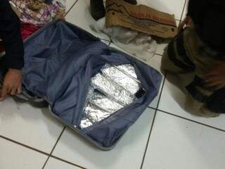 A droga estava dividida em tabletes e estava escondida na mala da passageira. (Foto: Porã News) 