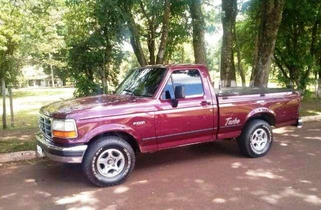 Pol&iacute;cia procura acusado de atropelar e matar jovem durante "racha"