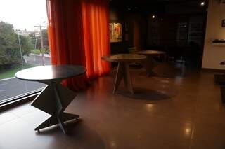 Mesas da coleção Lolipoop, criadas por Luciana. (Foto: Fernando Antunes)