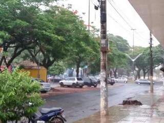 Chuva nesta tarde encerrou estiagem de 22 dias em Dourados (Foto: Helio de Freitas)