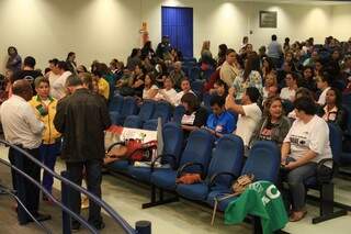 Docentes pediram mais ajuda dos vereadores para resolver impasse com a prefeitura. (Foto:Marcos Ermínio) 