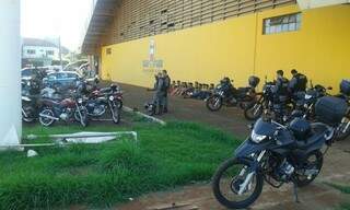 Alguns dos motociclistas apreendidos não tinham carteira de habilitação. (Foto: PM/ Divulgação)