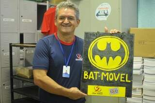 Placa de Bat-movel foi presente dos alunos que Batman guarda com todo carinho. (Foto: Alcides Neto)