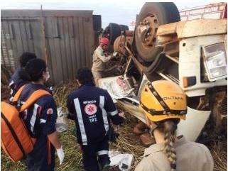 Condutor de carreta morre esmagado ap&oacute;s ve&iacute;culo tombar na BR-158