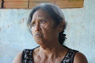 Suzana mais chora do que fala. A mãe morre de medo de perder o filho para as drogas. (Foto: Kisie Aionã)