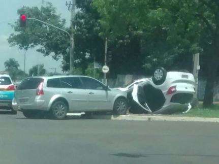Ve&iacute;culo capota ap&oacute;s acidente e para em cima de canteiro de avenida
