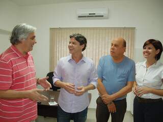 Delcídio do Amaral, Paulo Duarte, Antônio João Hugo Rodrigues e Márcia Rolon durante reunião que definiu vice na chapa do PT em Corumbá. (Foto: Divulgação)