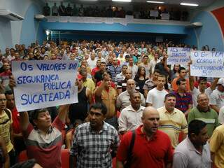 Militares se reúnem em assembleia realizada ontem em Campo Grande. (Foto: Mariana Lopes)