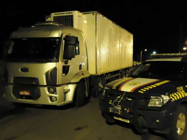 Caminh&atilde;o &eacute; apreendido com mais de 400 quilos de coca&iacute;na em c&acirc;mara fria 
