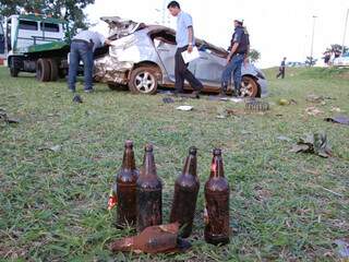 No carro foram encontrados cinco garrafas de cerveja. (Foto: Fernando da Mata)