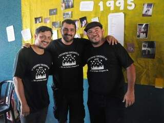 Da direita para a esquerda, José Luís, Fábio (Dino) e Rodiedson, o churrasqueiro do dia. (Foto: Paulo Francis).