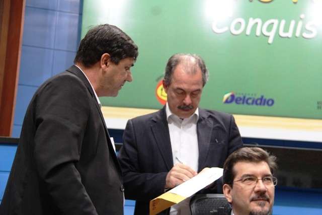 FETEMS entrega documento para o ministro da educa&ccedil;&atilde;o