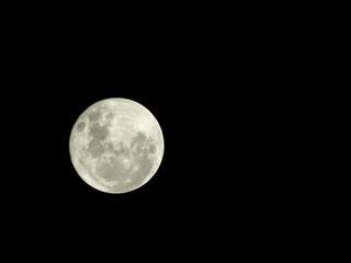 De gratidão ou de reflexão, lua fez nascer poesia em cada um. (Foto: Antonio Arguello)