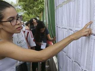 Jovem confere lista de aprovados em universidade (Foto: Valter Campanato/Agência Brasil)