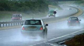 Dicas para dirigir com segurança durante dias chuvosos 