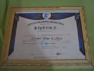 Diploma é a prova da formação de Betynha. (Foto: Thaís Pimenta)