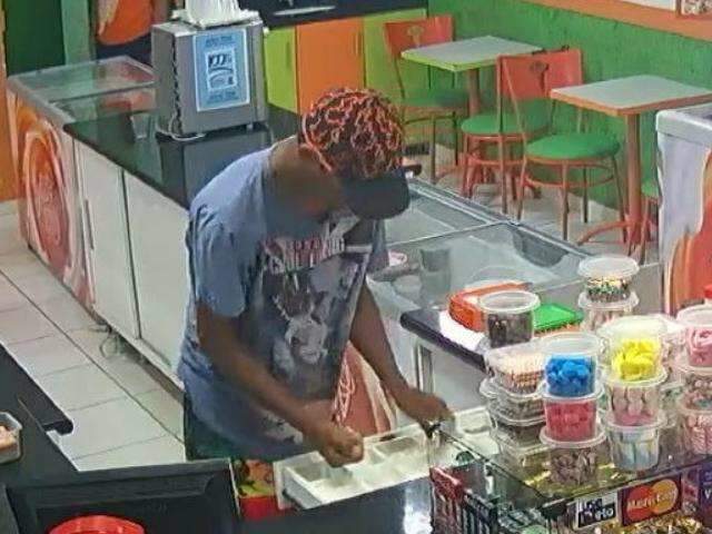 &ldquo;Causam terror, chegam chutando tudo&rdquo;, diz dono de sorveteria assaltada