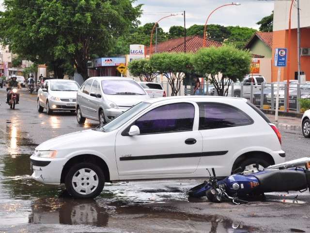 Motociclista fica ferida ap&oacute;s moto parar embaixo de carro na Albert Sabin