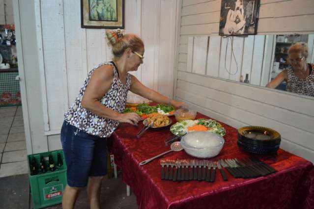 Boteco tem cara de fam&iacute;lia e velha guarda  fazendo o som