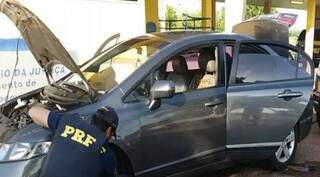Policial Federal em inspeção no veículo apreendido com 51kg de cocaína (PRF/Divulgação) 