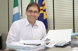 Bernal sorrindo esta manhã em seu gabinete na Prefeitura de Campo Grande (Foto: César Krügel)