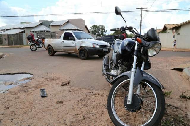 Motociclista fica ferido ap&oacute;s tentar ultrapassagem pela direito no Rita Vieira 