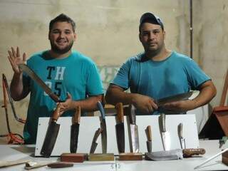 Gabriel e o irmão, Rodrigo, fabricam peças de acordo com a necessidade de cada cliente. (Foto: Alcides Neto)