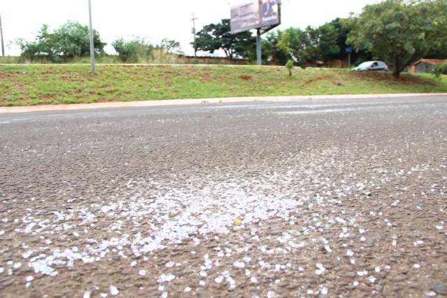 Mulher perde controle da dire&ccedil;&atilde;o e capota Fusca na avenida Nelly Martins