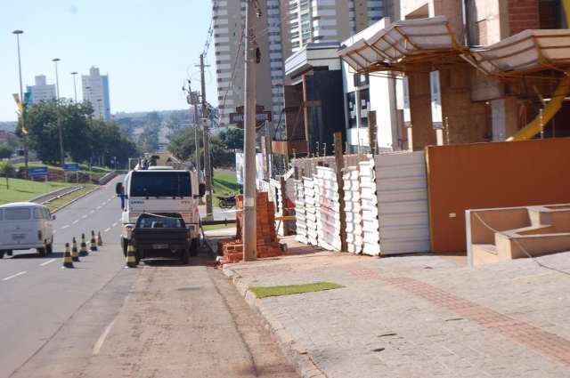 Obras privadas interditam parte de avenida e tumultuam tr&acirc;nsito na Capital