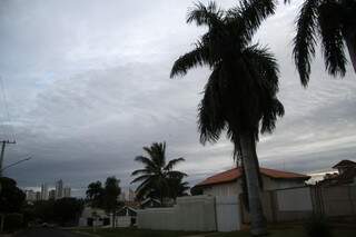 Hoje, o céu deve permanecer nublado em Campo Grande. 