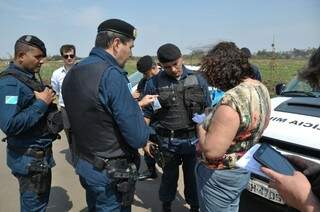 Policiais militares fazem segurança de oficial de Justiça  (Foto: Marcelo Calazans)