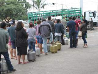Fila de espera para comprar botijão de gás em Campo Grande. (Foto: Saul Schramm).