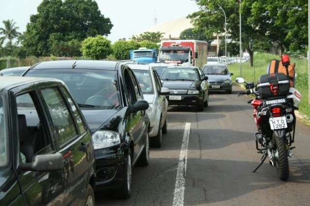 Acidente entre carro e moto deixa tr&acirc;nsito conturbado na Ernesto Geisel 