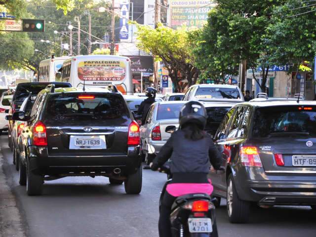  Com o com&eacute;rcio movimentado, v&eacute;spera de feriado exp&otilde;e caos no tr&acirc;nsito