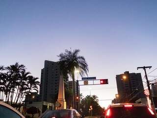 Dia amanhecendo em Campo Grande; na Capital, termômetros marcaram 10,1ºC às 6h (Foto: Henrique Kawaminami)