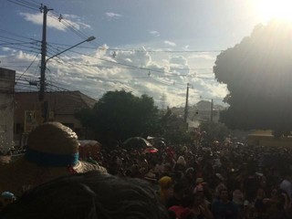 Multidão já tomou as ruas da Esplanada Ferroviária para se despedir do Carnaval. (Foto: Thailla Torres)
