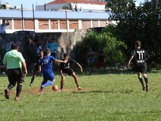Disputa pela bola entre Pinheiro e Baixada G2 (Foto: Henrique Kawaminami)