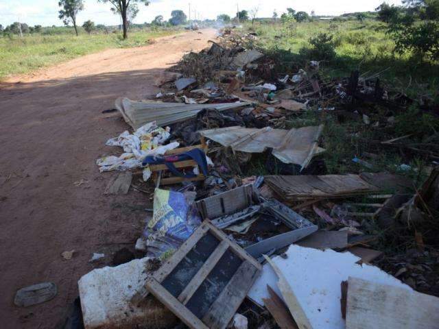 Ap&oacute;s 3 horas de protesto, moradores liberam estrada de acesso ao lix&atilde;o
