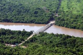 Ponte sobre o Rio Taquari, no Pantanal do Paiaguás, pela MS-214, ligação pelo Pantanal até Corumbá. 