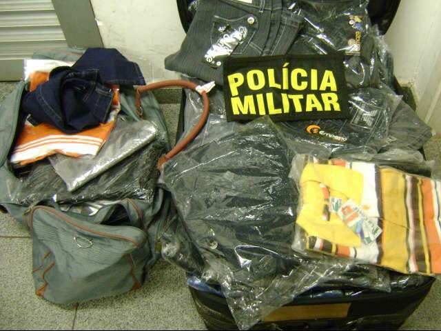  Pol&iacute;cia apreende 200 quilos de roupas contrabandeadas no terminal rodovi&aacute;rio 